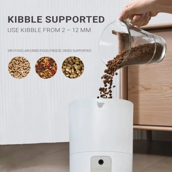 A person is pouring 10266-5a07fa.jpg into a smart pet feeder. Text indicates support for kibble sizes from 2 to 12 mm, including dry food, air-dried food, and freeze-dried food. Various kibble examples are shown.