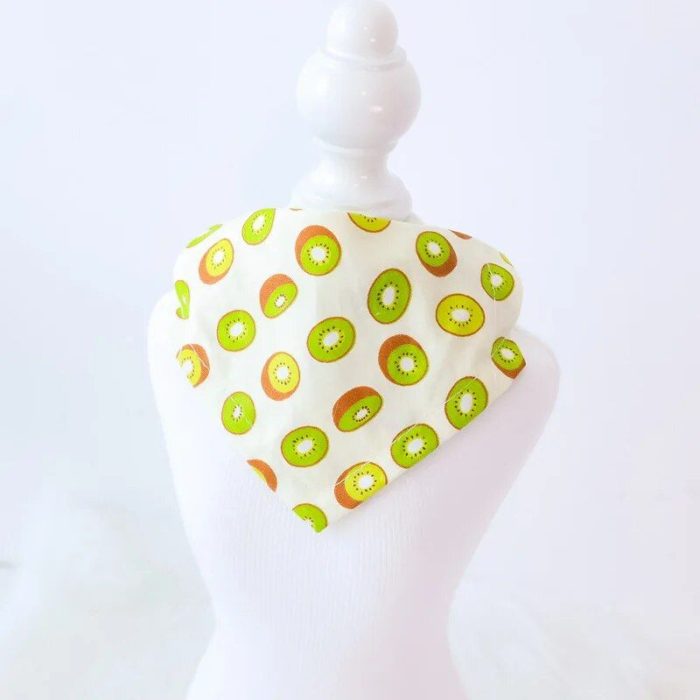 A white mannequin displays the product "11880-e2097f.jpg," a stylish bandana featuring a white background adorned with a vibrant pattern of green and brown kiwi fruit slices.