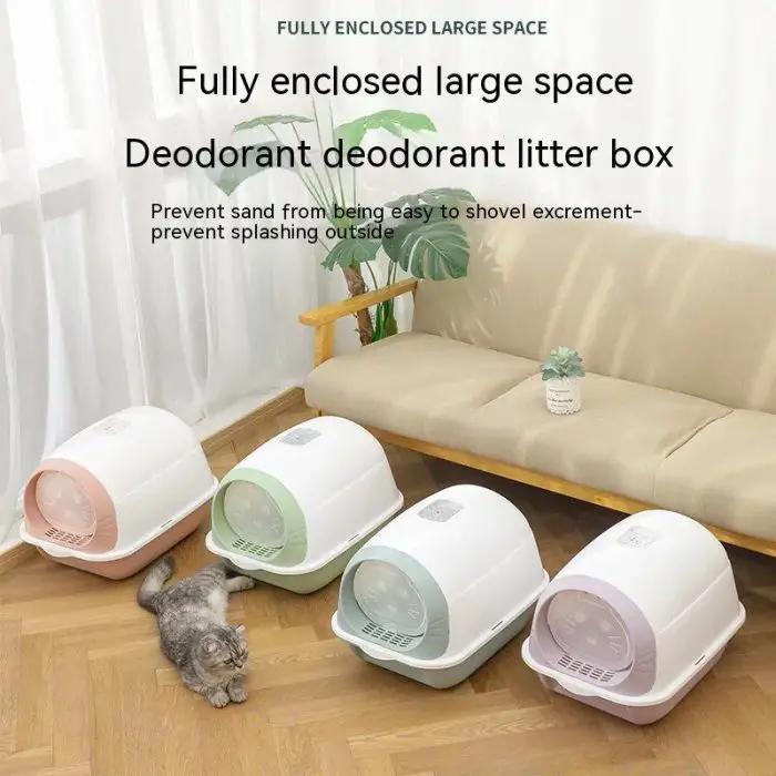 Four fully enclosed cat litter boxes, each designed in a pastel color, are neatly displayed in a room. A cat is stretched out on the floor nearby. Text above the boxes showcases key features like effective odor control and prevention of sand scattering.